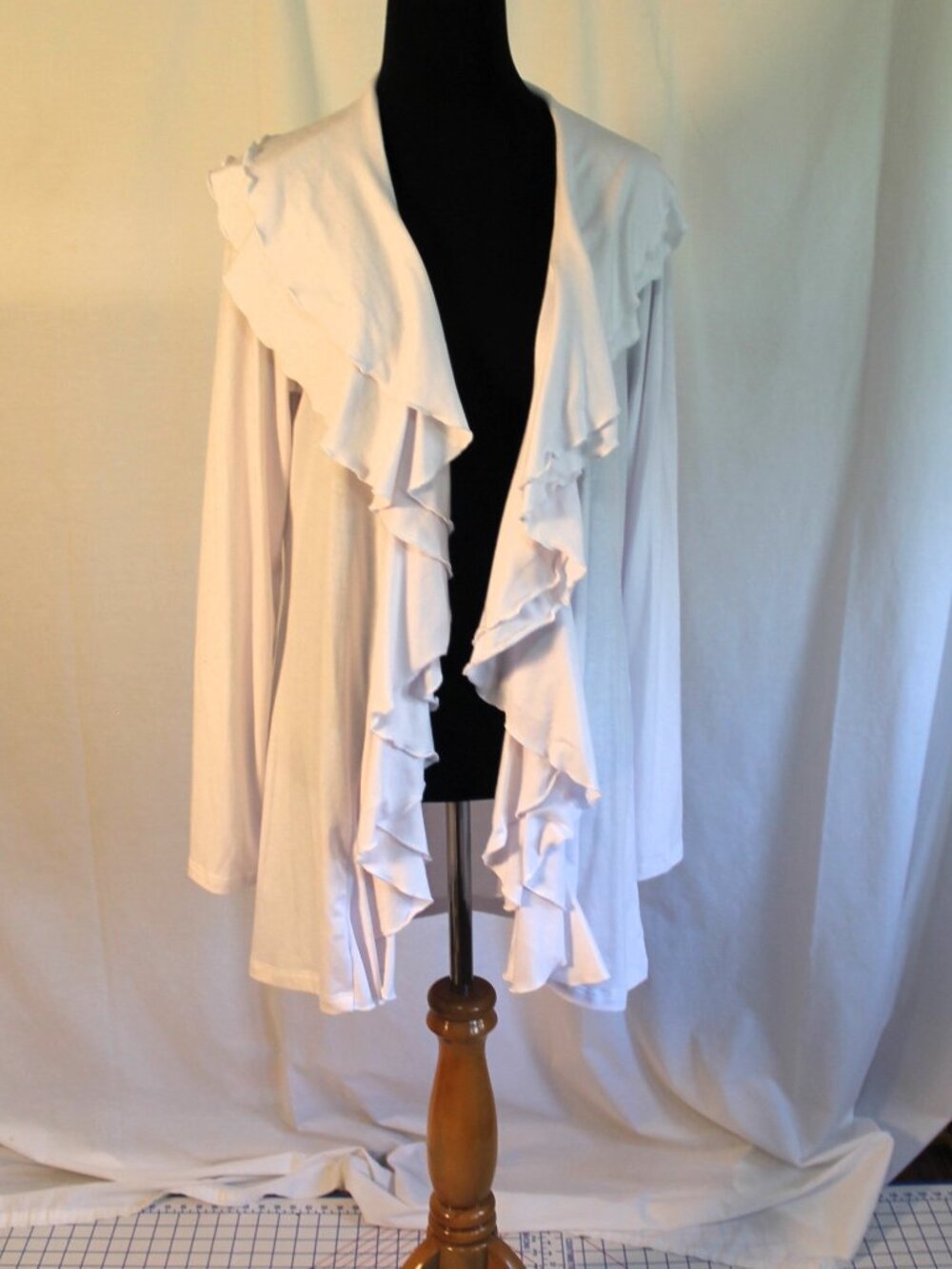 Geneology Fashion DNA White Ruffle Front Cardigan Large